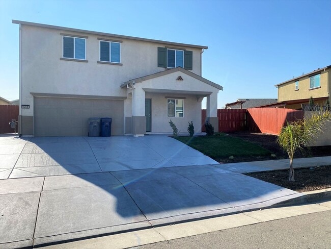 Building Photo - Spacious 4 bedroom/2 bath home waiting to ...