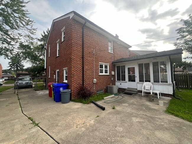 Building Photo - Beautiful Single Family Home in Fraser! AV...