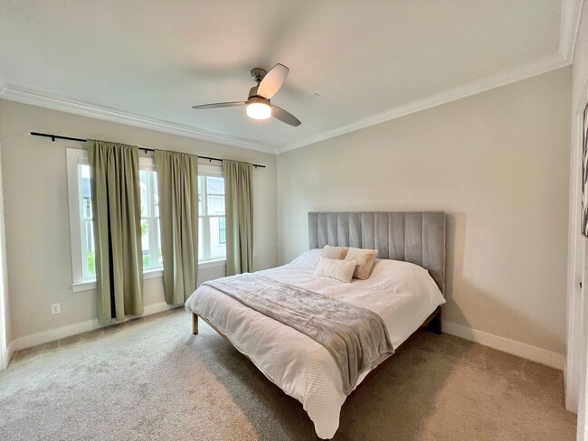 Building Photo - Stunning 3BD, 3.5BA Raleigh Townhome in a Walkable Community Near Tons of Shopping and Dining Opt...