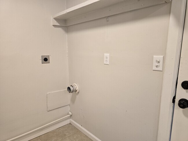 Building Photo - 3325 S Fern St