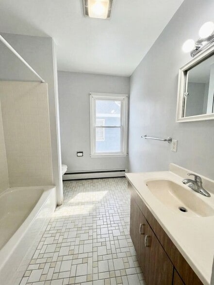 Building Photo - 70 Oak St