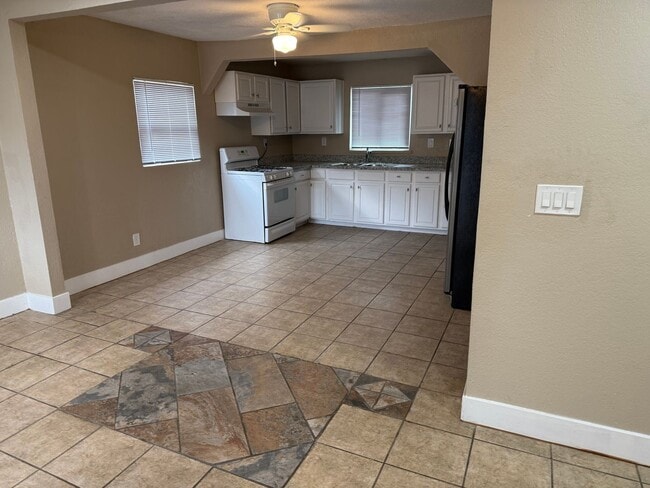 Building Photo - FRESHLY RENOVATED  MOVE IN READY!!