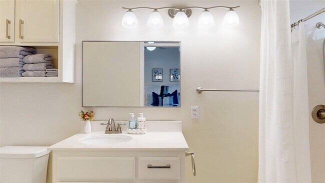 Building Photo - 810 Camellia Ct