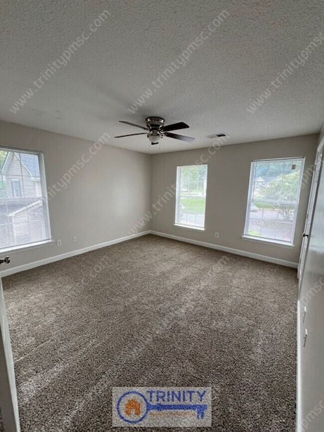 Building Photo - Cute TWO STORY Town Home!