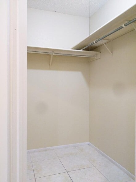 Walk-In Closet - 2514 Corian Glen Dr