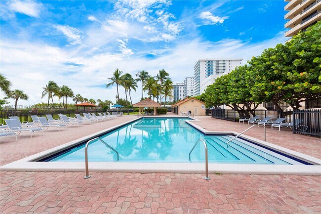 Building Photo - 2555 Collins Ave