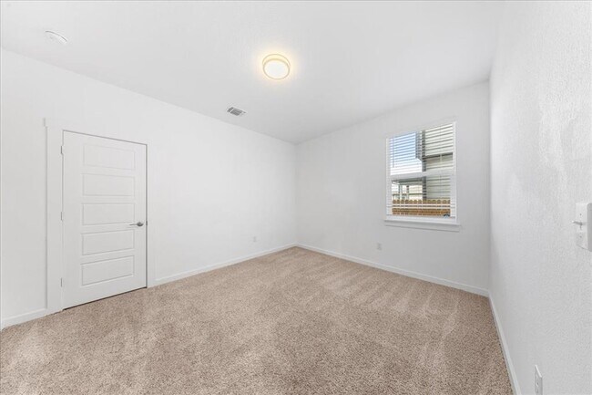 Building Photo - 3200 Egan Dr