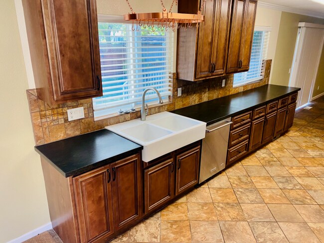 Building Photo - MOVE IN SPECIAL! ! Beautiful 3 bedroom 3 b...