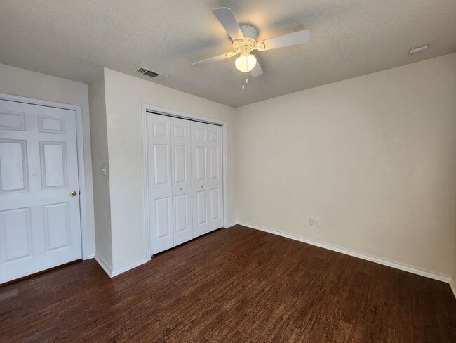 Building Photo - 2/2.5/1   Carpet only on Stairs /Large Fen...