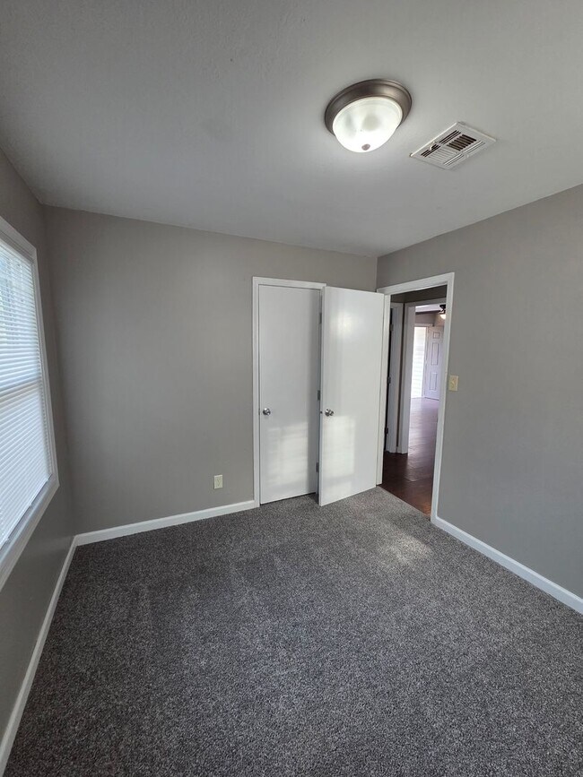 Building Photo - 2118 Greenway Blvd