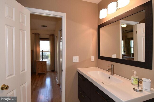 Primary Photo - 1553 Templeton Pl