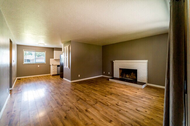 Building Photo - 5411 N Oak St