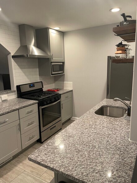 Kitchen - 225 E Lafayette Ave
