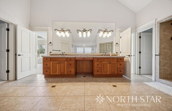 Building Photo - Stunning Bull Mountain Estate