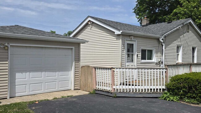 Building Photo - 9154 Ridgeland Ave