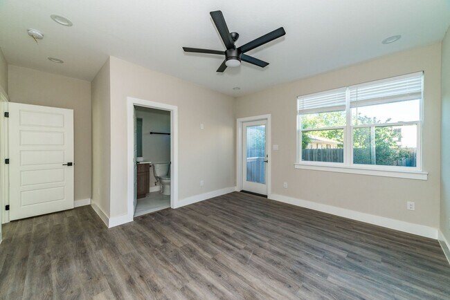 Building Photo - 1618 W Lawndale Dr
