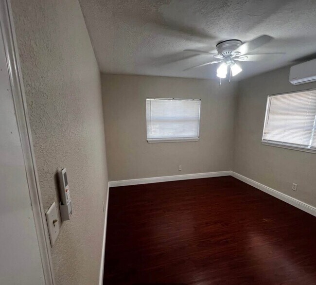 Building Photo - 4024 Meadowbrook Ave
