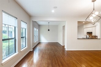 Building Photo - 2923 Royal Oaks Crest