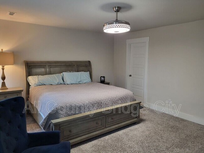 Building Photo - 66 Galley Ln