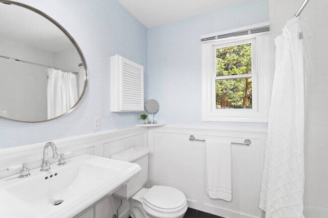 Building Photo - 114 Narod Blvd