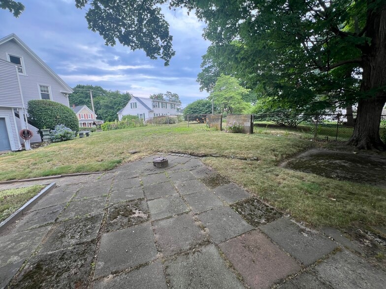 second patio - 265 Common St