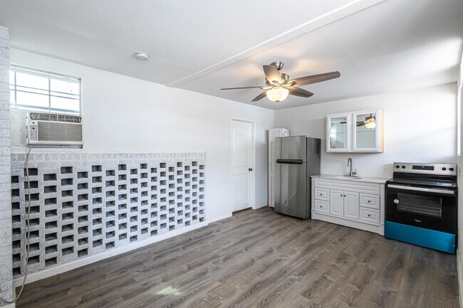 Building Photo - 1420 Corpus Christi St