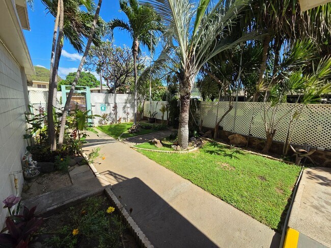 Building Photo - Ground floor Beach front Studio - Pokai Bay Beach Cabanas