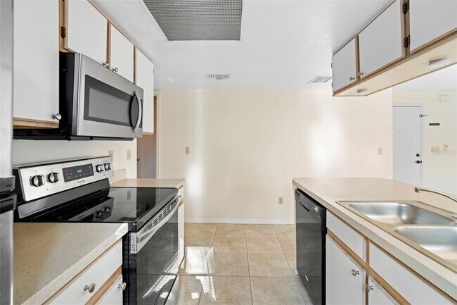 Building Photo - 2051 Royal Bay Blvd