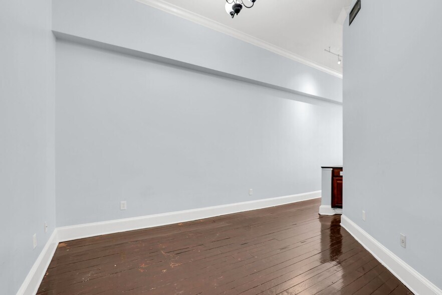 Building Photo - 321 W Broughton St