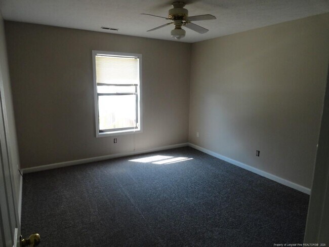 Building Photo - 593 Countrytown Dr