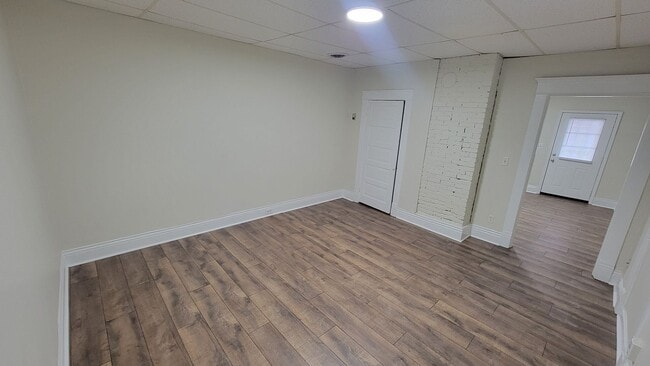 Building Photo - Shotgun Styled One Bedroom Close To UOfL