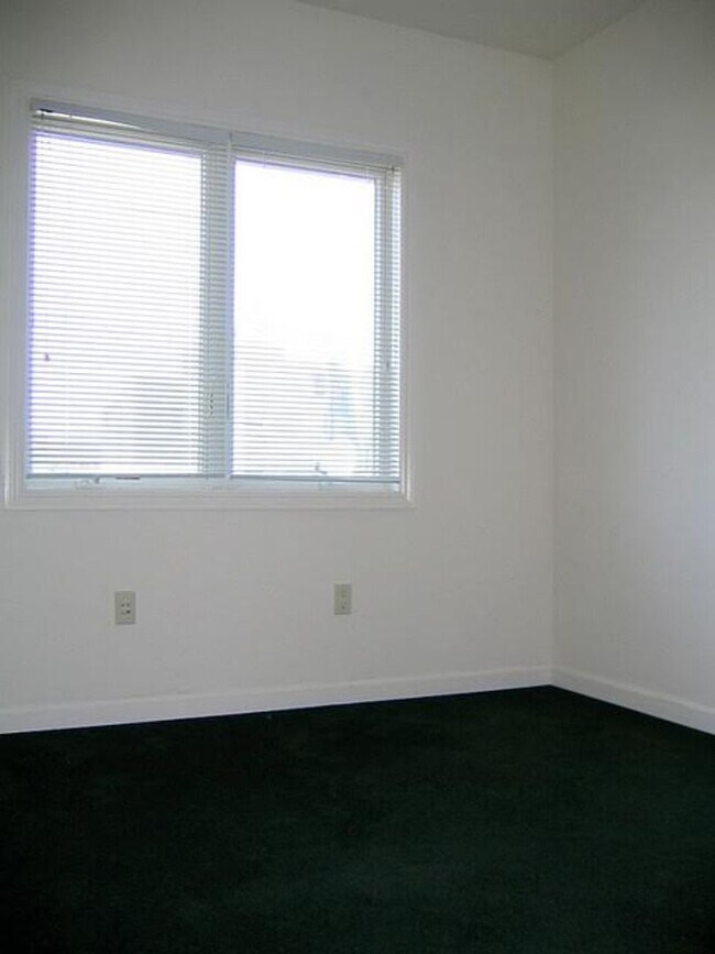 Building Photo - WHAT’S SPECIAL COMFORTABLE SHARED SPACE BRIGHT OPEN-CONCEPT LAYOUT DINING AREA SPACIOUS TOWNHOUSE...