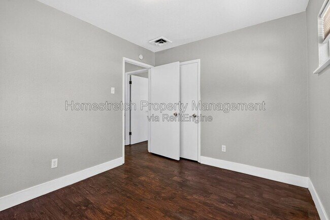 Building Photo - 426 Plaza Ave