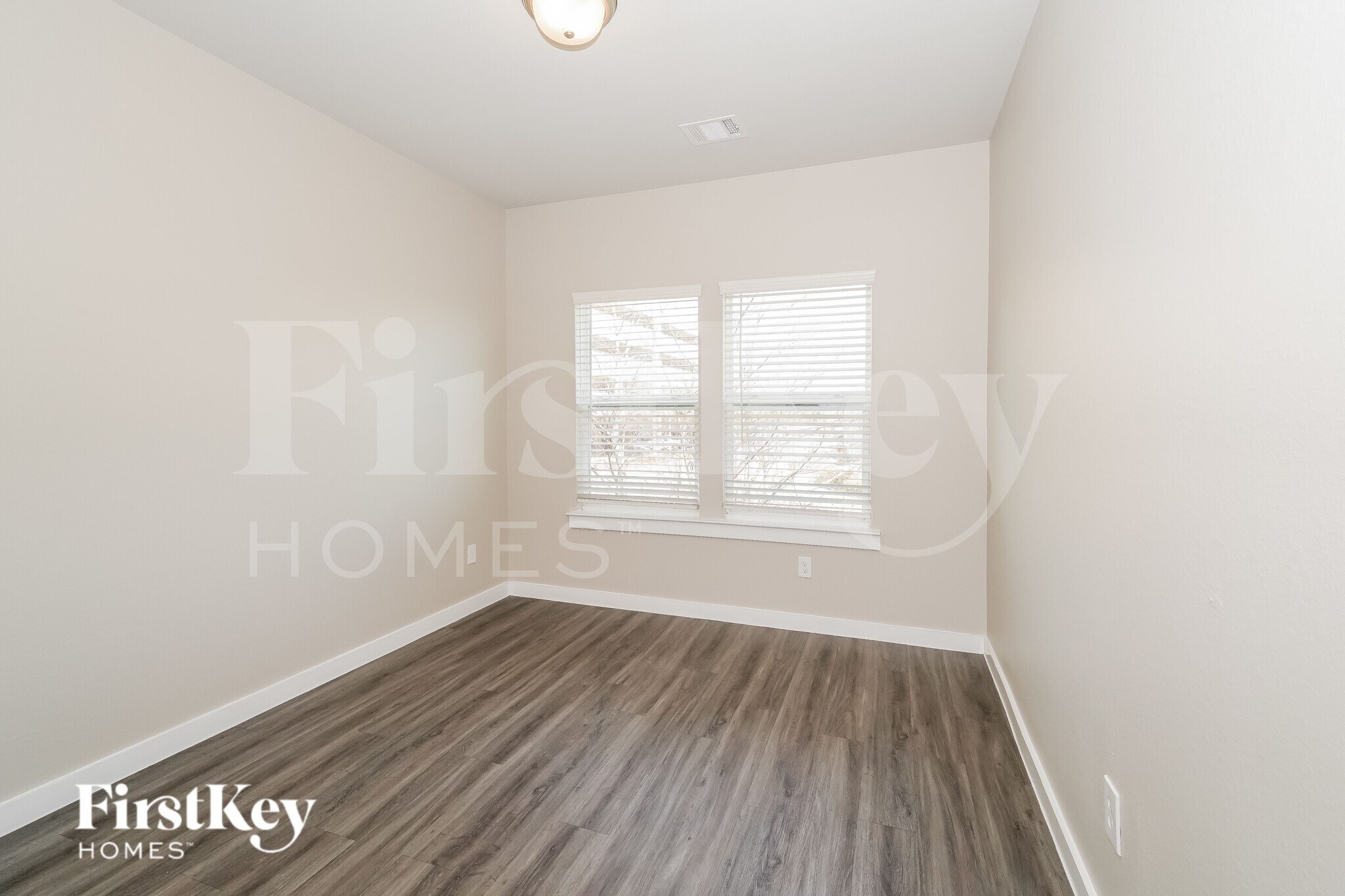 Building Photo - 309 N Centro Cir