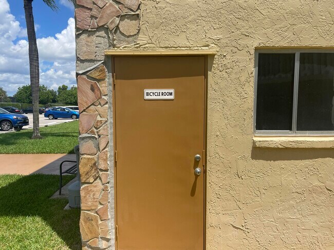 Building Photo - 500 Village Green Cir W