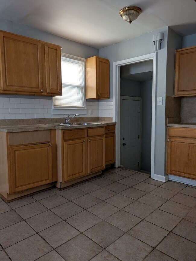 Building Photo - 11285 Christy- 3 BEDS & 1.5 BATH FOR RENT!