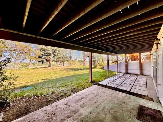 Building Photo - Gorgeous Private Home with Views!