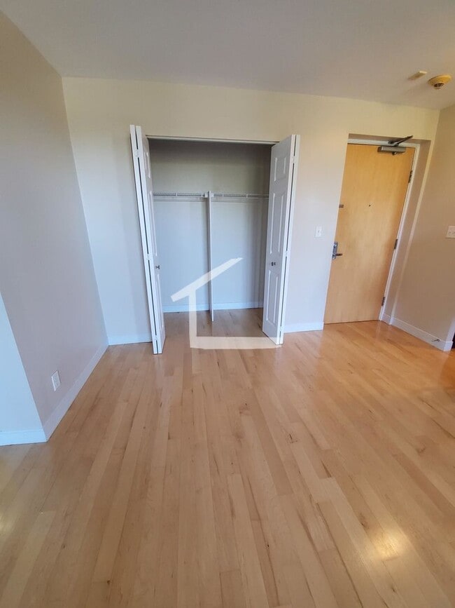 Building Photo - 2BR 1Bth unit. Heat/Hot Water included. Great location!