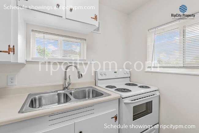 Building Photo - 424 Division St