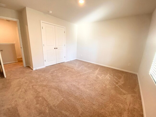 Building Photo - BETTER THAN NEW!