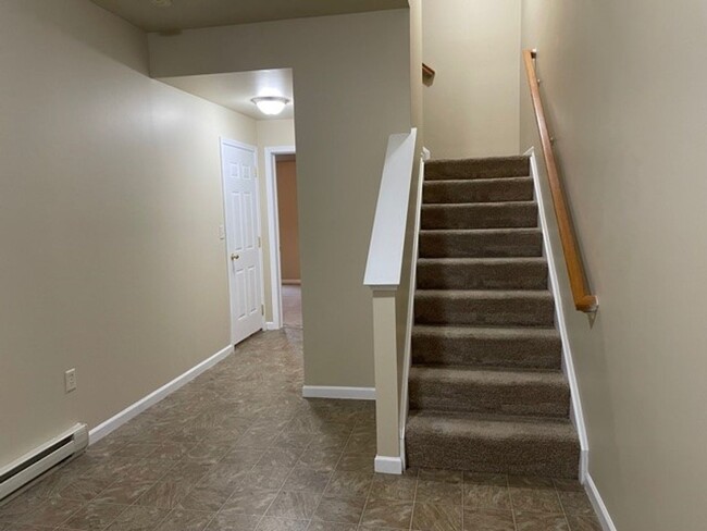 Building Photo - 3 Bedroom 3 Story 2.5 Bathroom Town-Home F...