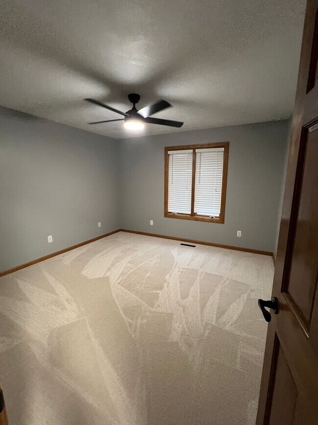 Building Photo - 5 bedroom/3 bath w/mother in law style qua...