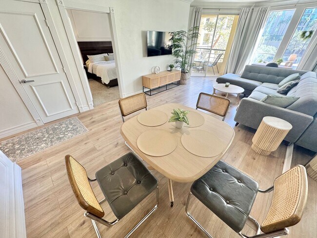 Building Photo - Great opportunity condo in a highly desirable central Las Vegas location