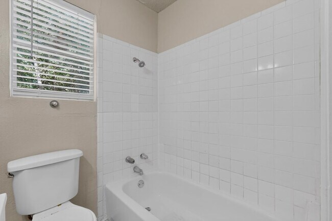 Building Photo - 937 Cleardale Dr
