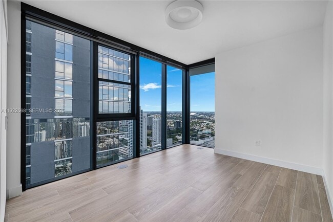 Building Photo - 700 NE 24th St