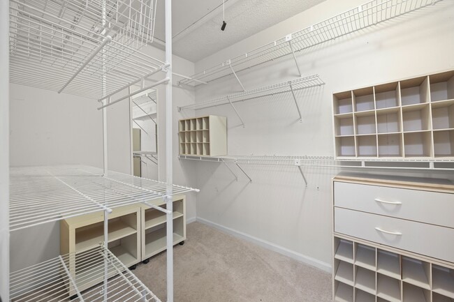 Building Photo - 372 Northwest Dr