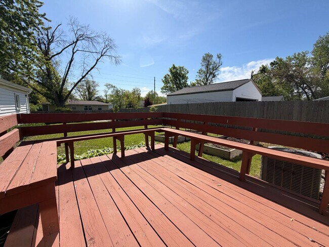 Building Photo - $1,450 | 2 Bedroom 1 Bath Home | Washer & Dryer | Garage