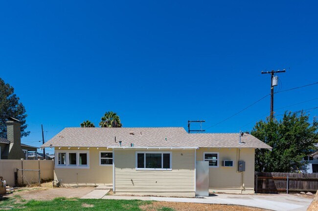 Building Photo - 303 S Sunshine Ave