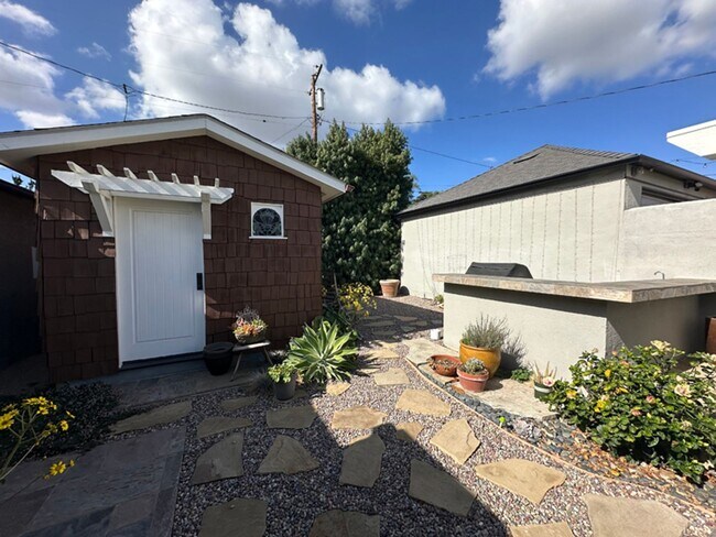 Building Photo - 3 Bdrm/2 Bath Mid-Century Home in Golden Hills Neighborhood of Fullerton