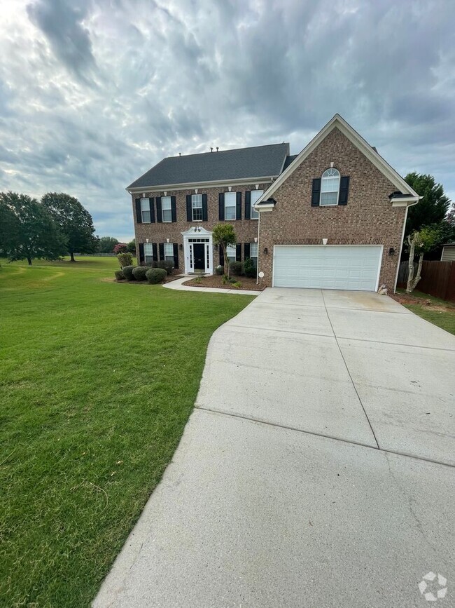 Building Photo - Lovely 5 Bedroom with 3 bathrooms / Commun...